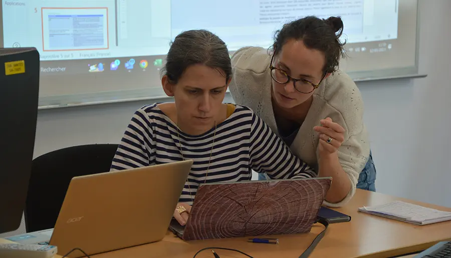 Salle d'examen avec des candidats